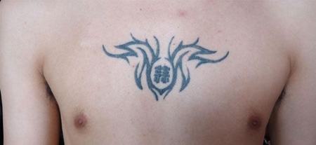 胸前的抽象图腾纹身