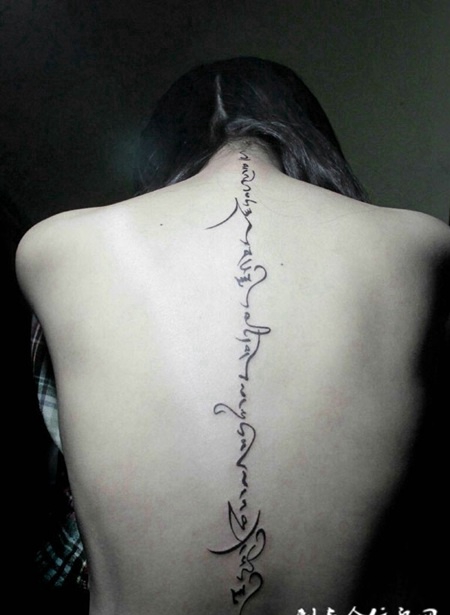 美女背部个性藏文图案纹身作品欣赏
