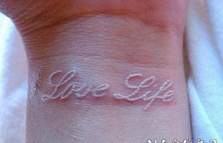 手腕上英文字母小图案鸽子血纹身作品