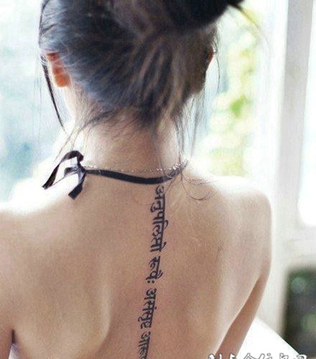 美女背部神秘的藏文纹身图案欣赏