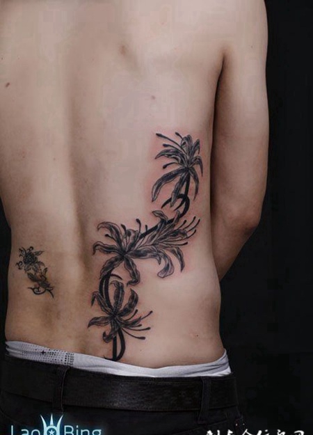 男士腰部个性彼岸花纹身图案欣赏