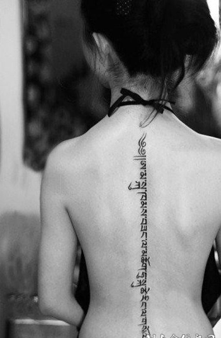 美女背部好看的藏文纹身作品欣赏