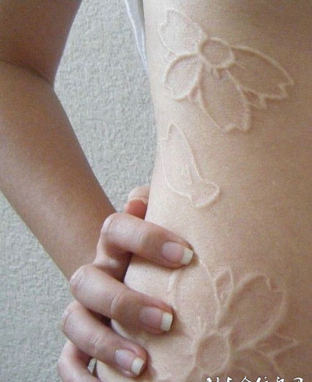 美女腰部唯美的花瓣图案鸽子血纹身