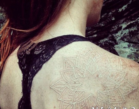 女生后肩霸气的花图腾鸽子血纹身图案