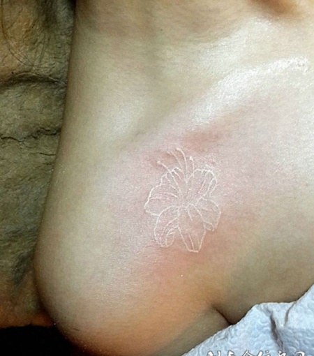 女生锁骨简单花卉图案鸽子血纹身作品