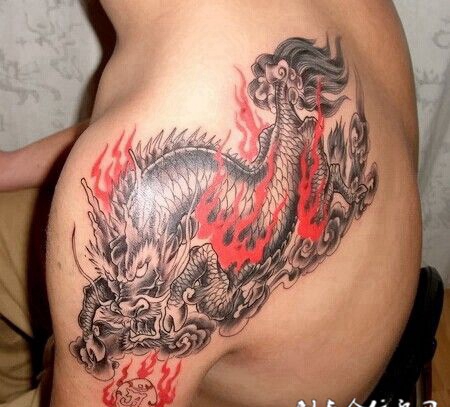 男生肩部霸气火麒麟纹身图片