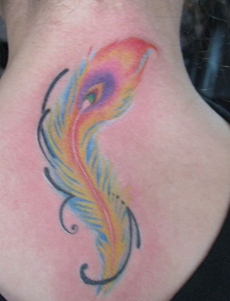 颈部后面的羽毛纹身图案