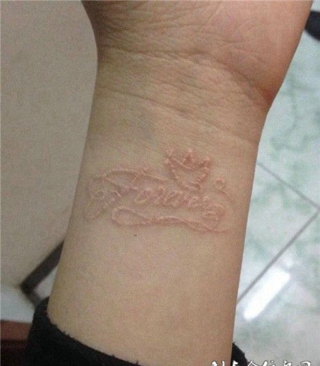 手腕小巧精致的英文图案鸽子血纹身