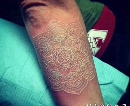 手臂上霸气的图腾花纹鸽子血纹身