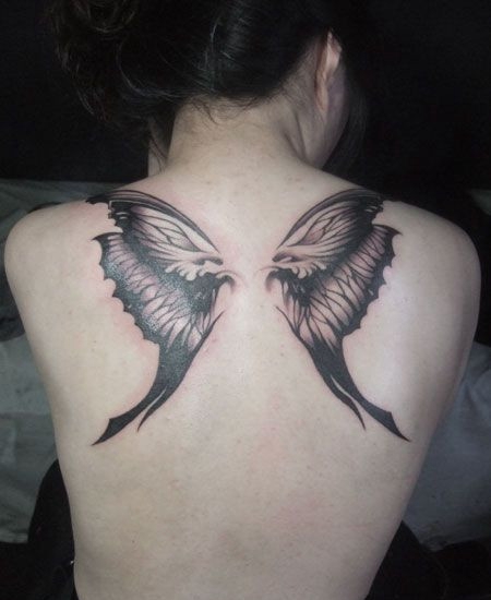 背部性感的蝴蝶翅膀纹身图案