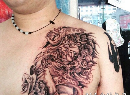 男士胸前精美的钟馗纹身图案