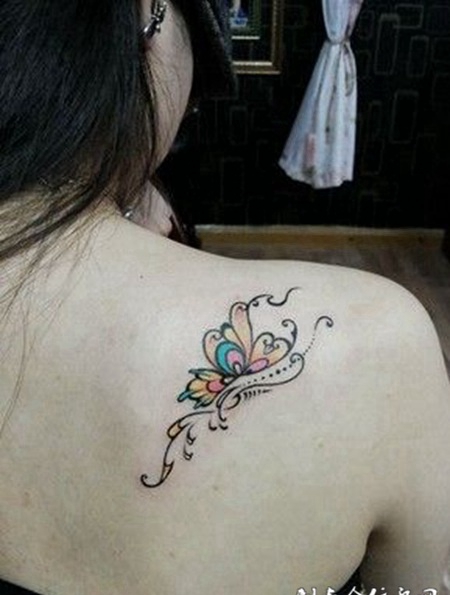女生后肩可爱的蝴蝶图案纹身作品