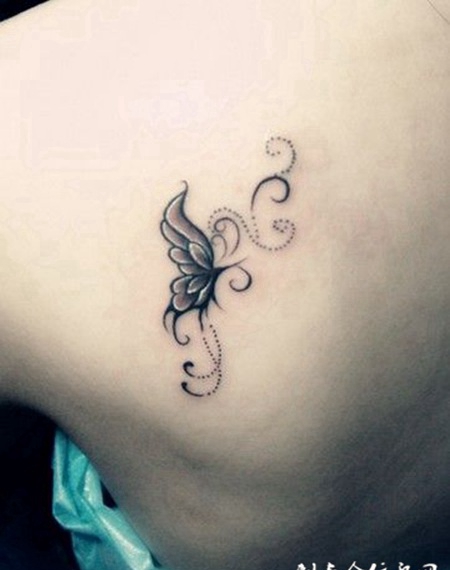 女生背部简单精致的蝴蝶纹身图案