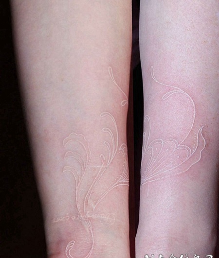 手腕处唯美的植物图案鸽子血纹身