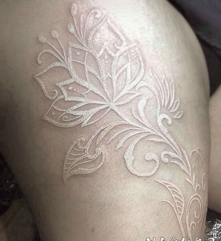 大腿上精美的花卉图案鸽子血纹身