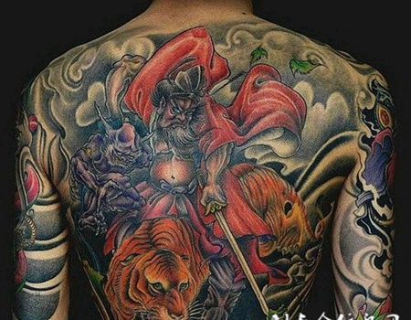 男生大满背钟馗骑虎驱魔纹身图案