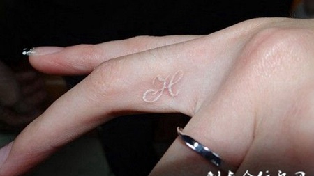 手指上精致小巧的鸽子血纹身欣赏