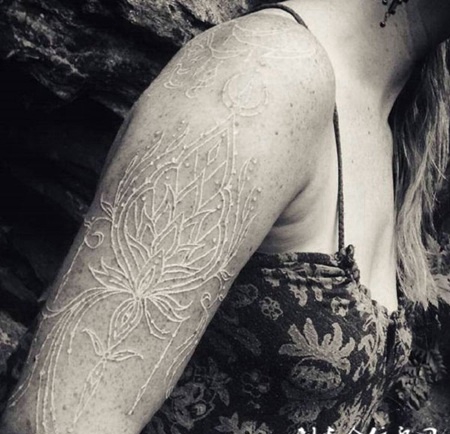 女生手臂精美的鸽子血花纹纹身图案