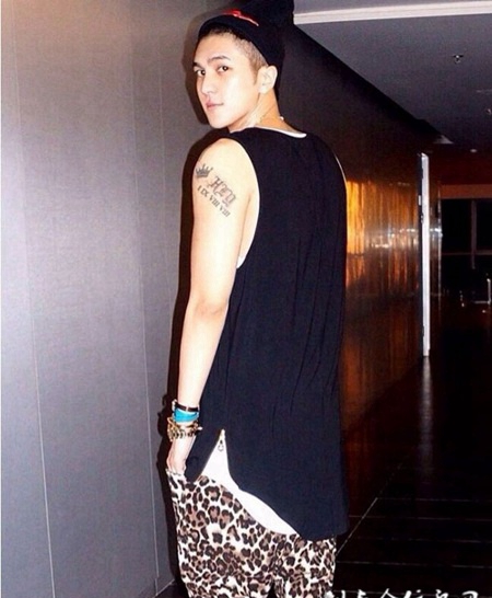 个性帅哥手臂英文纹身图片