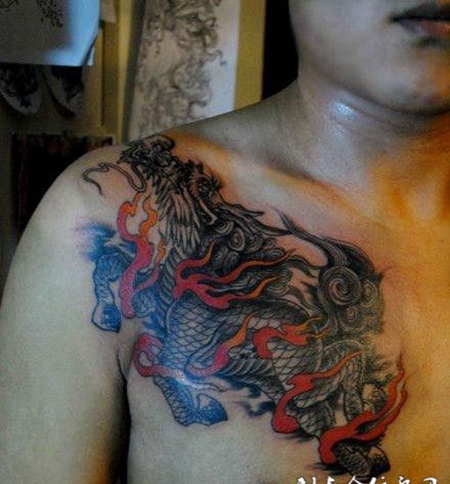 男士胸部彩色麒麟纹身图片时尚个性