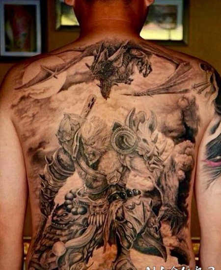 男生个性斗战胜佛满背纹身图片欣赏
