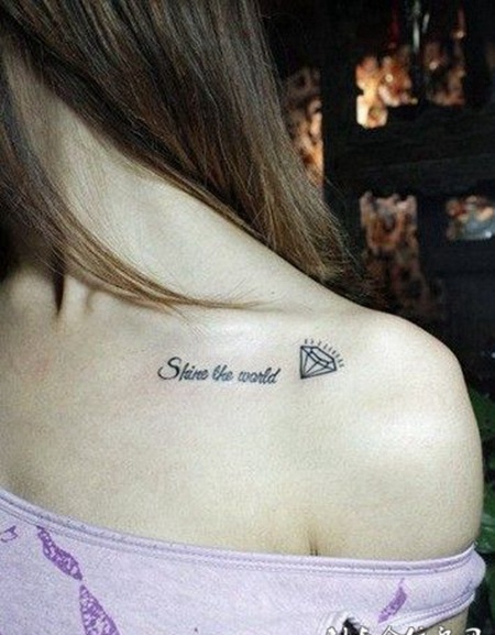 女生锁骨英文纹身图案时尚个性