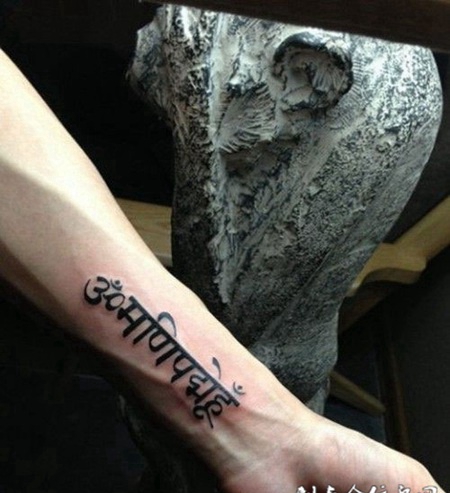 手臂独特个性藏文纹身效果图