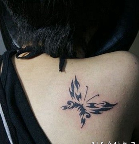 女士后肩精美蝴蝶图腾纹身欣赏