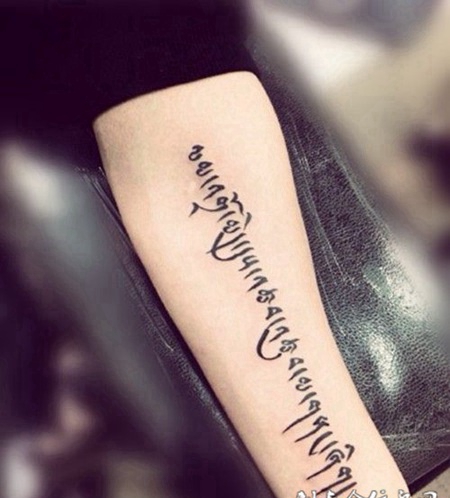 男性手臂个性藏文纹身效果图片