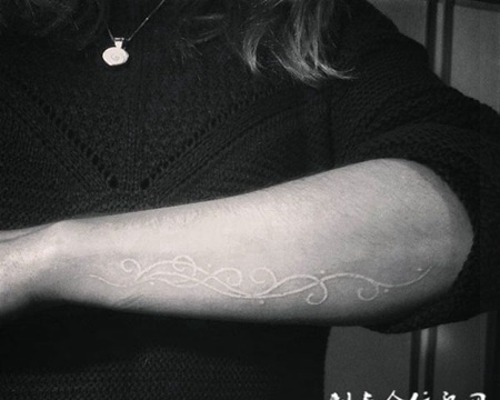 手臂上简单的花纹鸽子血纹身