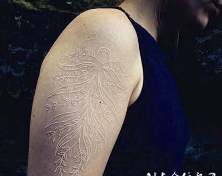 大臂花草图案鸽子血纹身效果图片