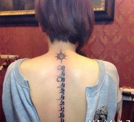 美女背部个性藏文图案纹身作品照片