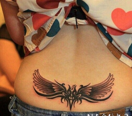 女生腰部个性翅膀纹身图案