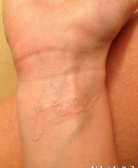 手腕上小巧的英文字母鸽子血纹身