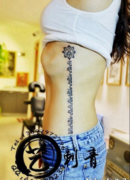 美女腰部图腾藏文纹身效果照片