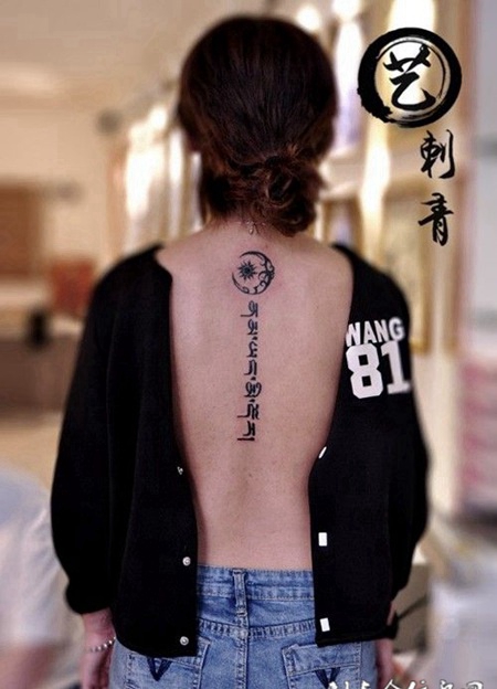 女生脊椎图腾与藏文纹身图案欣赏