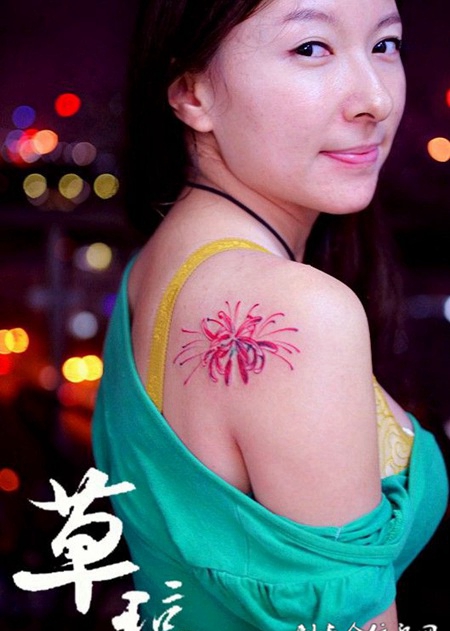 个性的美女彩色彼岸花纹身图案欣赏