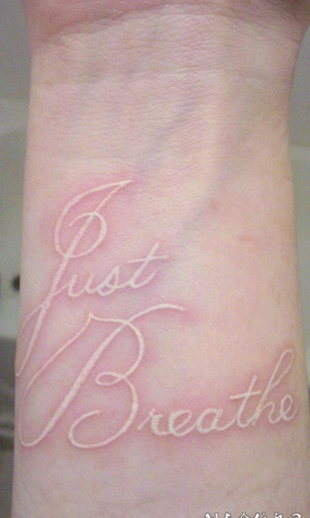 手腕精美英文鸽子血纹身照片