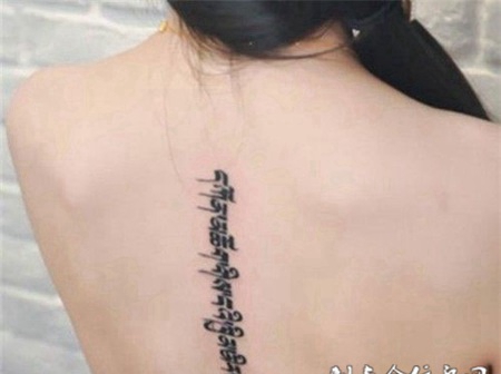 女生背部个性藏文纹身迷人效果展示
