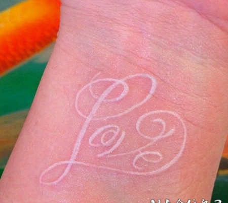 手腕心形英文鸽子血纹身图案