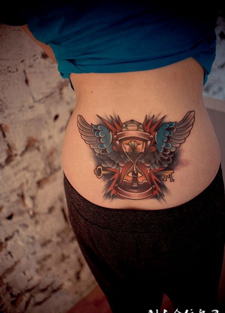 女生彩色后腰个性翅膀纹身图案欣赏