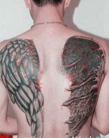 男生背部霸气天使与恶魔翅膀纹身图案