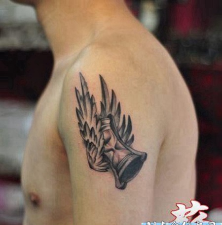 男生手臂黑色翅膀纹身图案大全