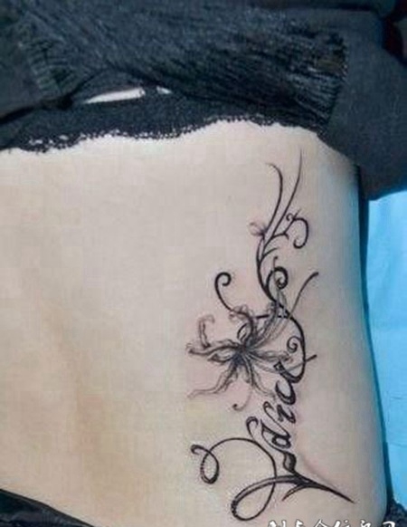 女生后背字母彼岸花纹身图片大全