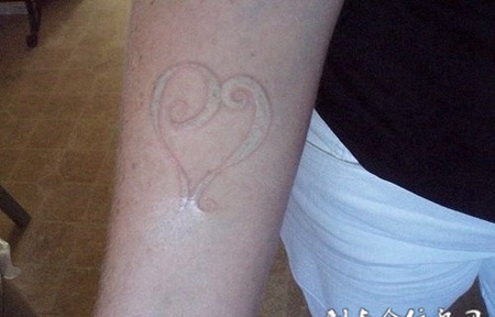 手臂心形图案鸽子血纹身效果展示