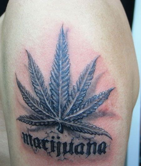手臂上的大麻叶与字母纹身