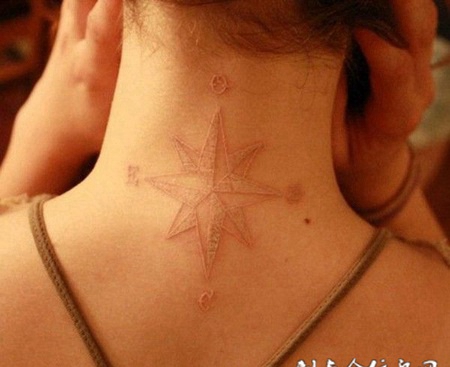 女生后颈部鸽子血指南针图案纹身