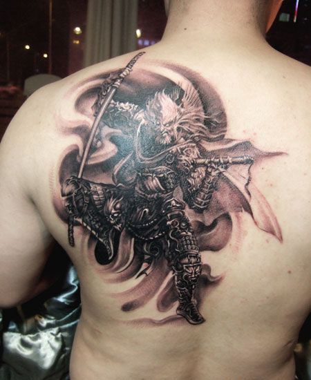 后背上的武士纹身图案