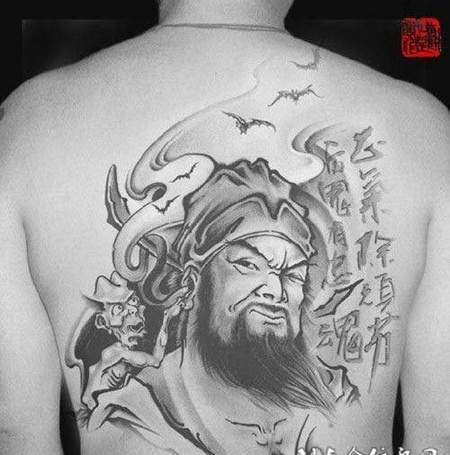 男生背部大气钟馗纹身图案欣赏