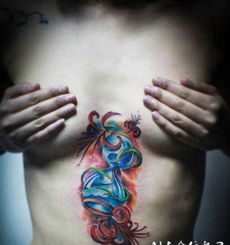 女生性感腹部彼岸花纹身图片大全